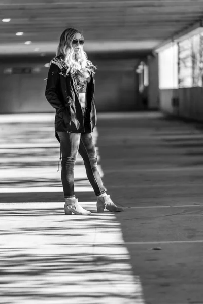 Ein Hinreißendes Blondes Model Posiert Einem Herbsttag Auf Einem Parkdeck — Stockfoto
