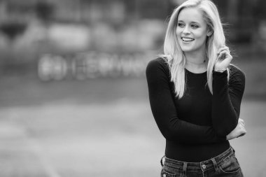 Sarışın bir model, açık havada bahar gününün tadını çıkarıyor. 