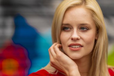 Sarışın bir model, açık havada bahar gününün tadını çıkarıyor. 