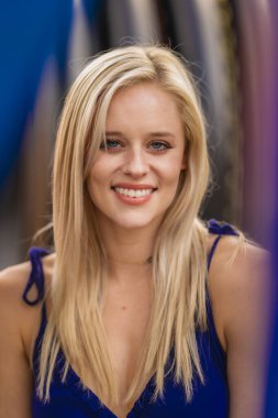 Sarışın bir model, açık havada bahar gününün tadını çıkarıyor. 