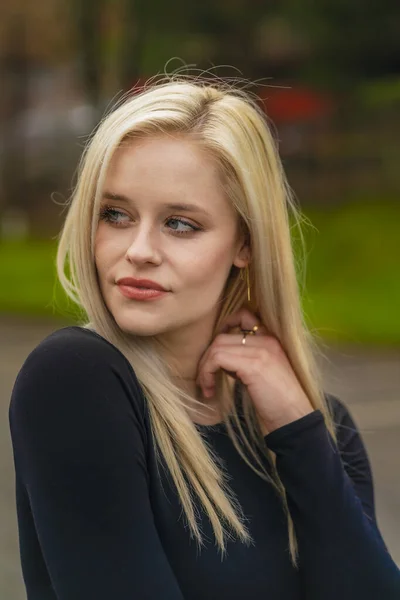 Ein Wunderschönes Blondes Model Genießt Einen Frühlingstag Freien — Stockfoto