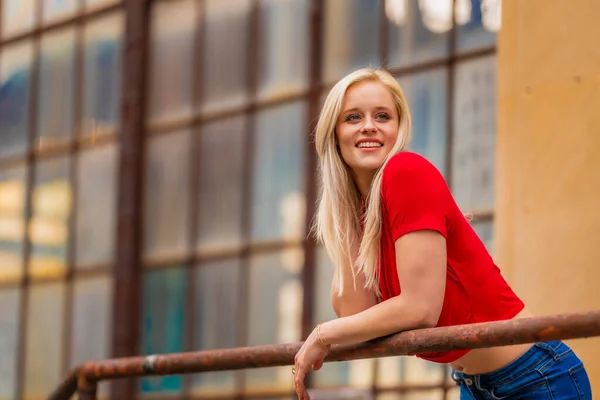 Uma Linda Modelo Loira Desfruta Dia Primavera Livre — Fotografia de Stock