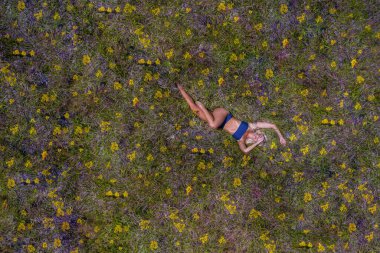 Açık havada poz veren muhteşem bir bikini modeli yukarıdan İHA ile çekilmiş.
