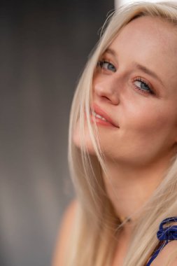 Sarışın bir model, açık havada bahar gününün tadını çıkarıyor. 