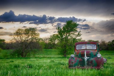 Orta batıda terk edilmiş bir araba.