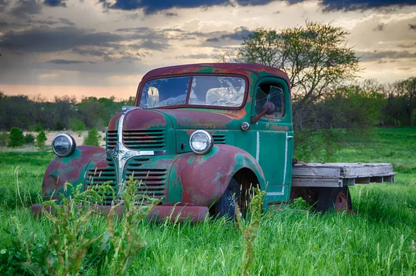 Abandoned Car Midwestern Field — Stock Photo, Image