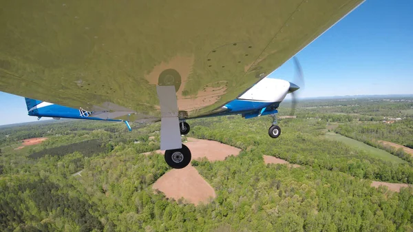 Види Авіаційного Літака Виконує Маневри Землі Повітрі — стокове фото