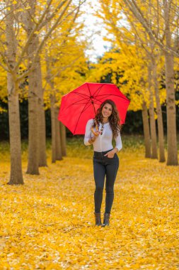 Sarı yapraklı güzel bir esmer manken.