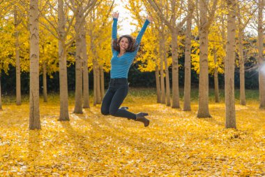 Sarı yapraklı güzel bir esmer manken.