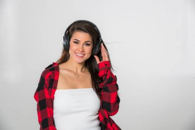 Stüdyo ortamında poz veren muhteşem bir esmer manken.