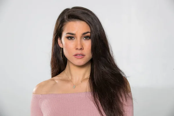 Een Prachtig Brunette Model Poseren Een Studio Omgeving — Stockfoto