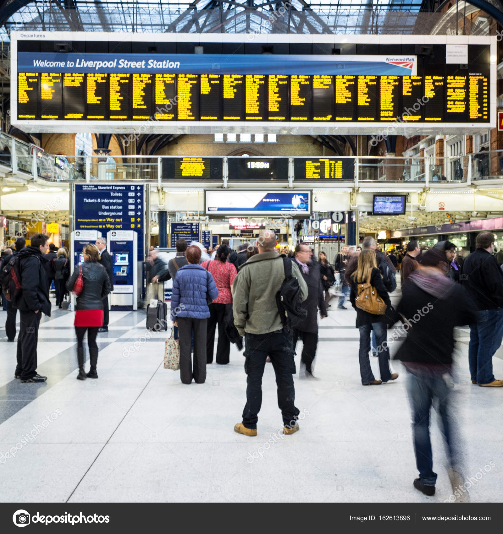 Estación de tren de Liverpool Street, Londres — Foto ...