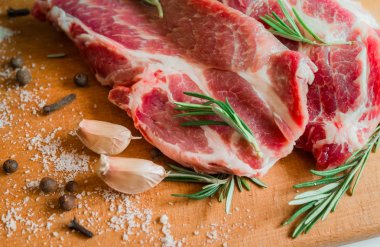 Baharat ile çiğ taze et gemide. Güzel et gemide. Kavramsal fotoğraf.