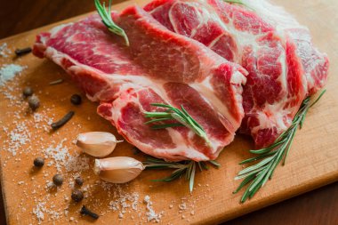 taze çiğ et güzel dekore edilmiş pripravena tahta kesim olduğunu