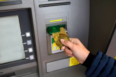 El Atm. nakit para çekme ATM ekler.