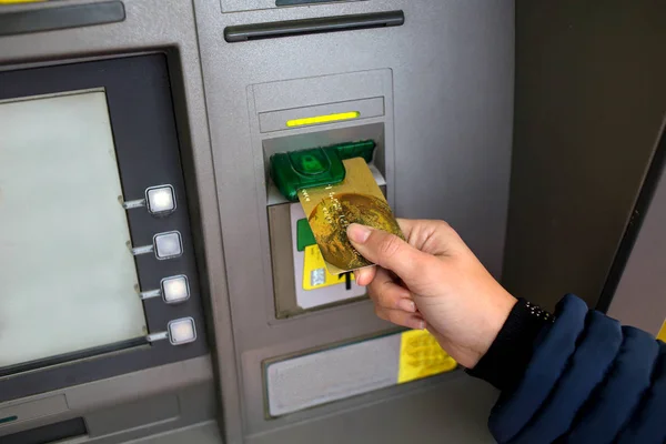 El Atm. nakit para çekme ATM ekler.