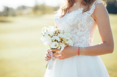 Güzel gelinlik gelin düğün buket elinde tutar.