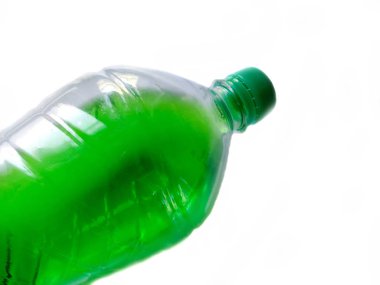 Plastik şişe. Sıvı için kapasitesi.