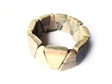 Mücevherat, kadın aksesuarları, takı. Beyaz bir arka plan üzerinde.