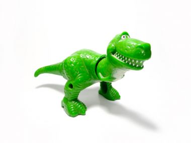 Kinder sürpriz oyuncak. Küçük oyuncak bebeğim. Komik oyuncaklar. Çocuk gelişimi.