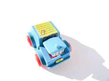 Kinder sürpriz oyuncak. Küçük oyuncak bebeğim. Komik oyuncaklar. Çocuk gelişimi.