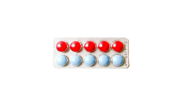 Různobarevné tablety v průhledném obalu. Lékařské produkty pro udržení dobrého zdraví a pohody. — Stock fotografie