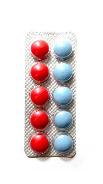 Comprimidos multicoloridos em embalagem transparente. Produtos médicos para manter a boa saúde e bem-estar . — Fotografia de Stock
