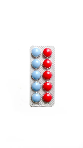 Comprimidos multicoloridos em embalagem transparente. Produtos médicos para manter a boa saúde e bem-estar . — Fotografia de Stock
