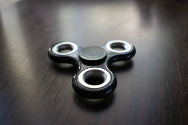 Eğlenmek için bir oyuncak. Eğlenceli, iyi eğlenceler. Siyah bir spinner fotoğrafı.
