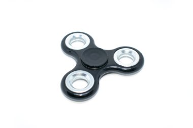 Eğlenmek için bir oyuncak. Eğlenceli, iyi eğlenceler. Siyah bir spinner fotoğrafı.
