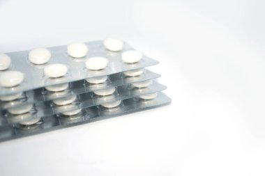 Şeffaf ambalaj çok renkli tablet. İyi sağlık ve esenlik korumak için Medikal Ürünler.