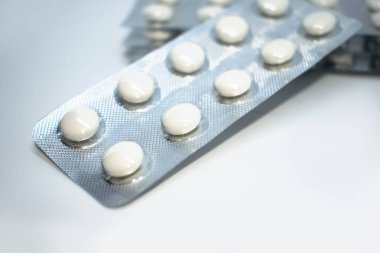 Şeffaf ambalaj çok renkli tablet. İyi sağlık ve esenlik korumak için Medikal Ürünler.