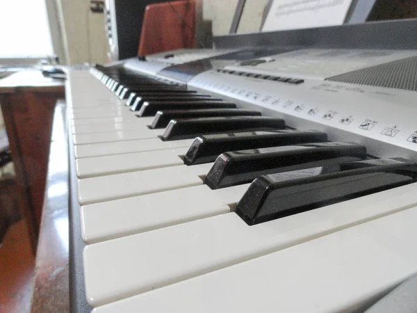 Synthétiseur. Un instrument de musique, analogue moderne d'un piano. Outil clavier . — Photo
