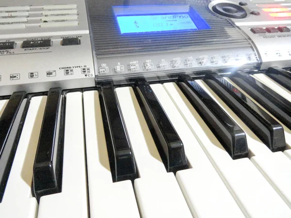 Synthétiseur. Un instrument de musique, analogue moderne d'un piano. Outil clavier . — Photo