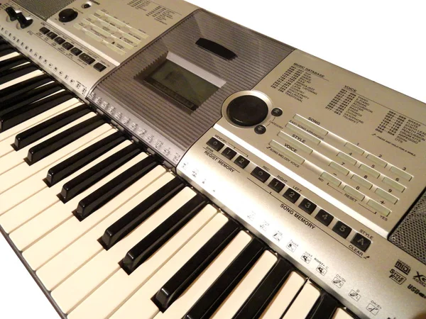 Synthesizer. Ett musikinstrument, en modern analog av ett piano. Tangentbord verktyg. — Stockfoto