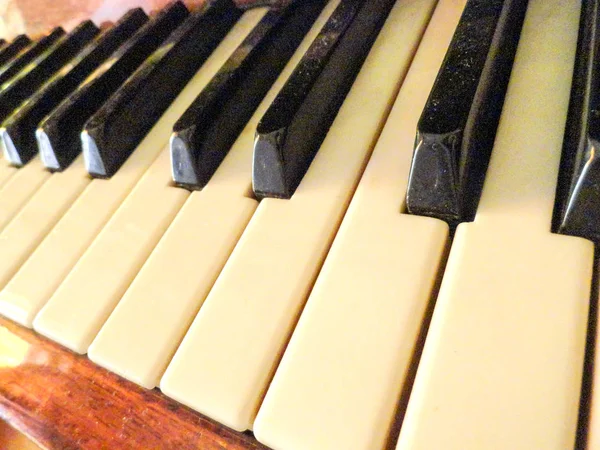 Synthesizer. Een muziekinstrument, een moderne analogon van een piano. Toetsenbord, hulpprogramma. — Stockfoto