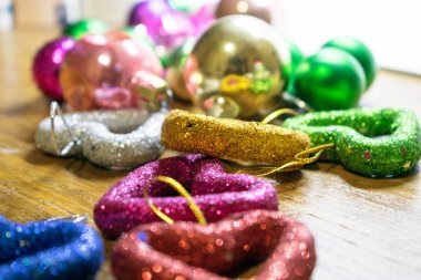 Yılbaşı oyuncak. Bir fotoğraf için bir tatil için bir Noel ağacı süsleme bir yılbaşı oyuncak.