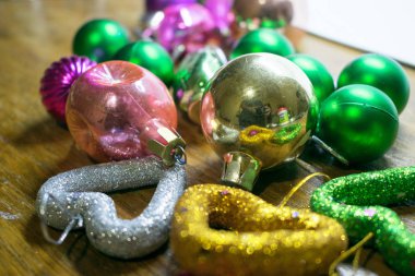 Yılbaşı oyuncak. Bir fotoğraf için bir tatil için bir Noel ağacı süsleme bir yılbaşı oyuncak.