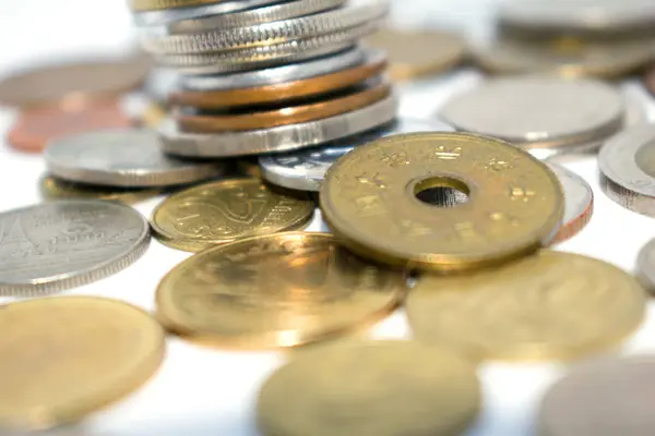 Ein Foto einer großen Anzahl von Münzen aus verschiedenen Staaten. — Stockfoto