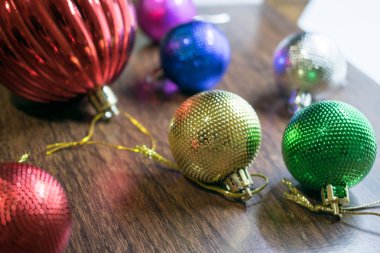 Yılbaşı oyuncak. Bir fotoğraf için bir tatil için bir Noel ağacı süsleme bir yılbaşı oyuncak. 