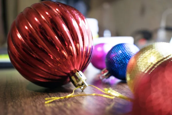 Neujahrsspielzeug. ein Foto eines Neujahrsspielzeugs zur Dekoration eines Weihnachtsbaums für den Urlaub. — Stockfoto