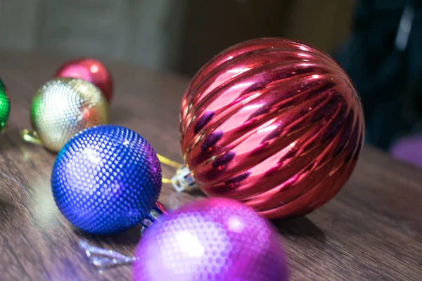 Juguete de Año Nuevo. Una foto de un juguete de Año Nuevo para decorar un árbol de Navidad para unas vacaciones . — Foto de Stock