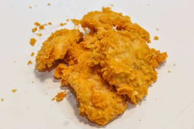 Nuggets - tavuk göğsü fileto aperatifi yağda kızartılmış çıtır ekmek.