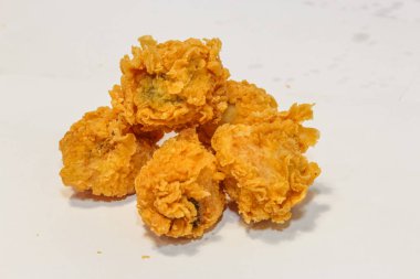 Nuggets - tavuk göğsü fileto aperatifi yağda kızartılmış çıtır ekmek.