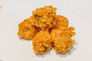 Nuggets - tavuk göğsü fileto aperatifi yağda kızartılmış çıtır ekmek.