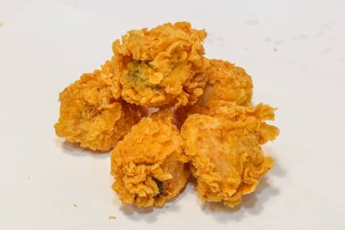 Nuggets - tavuk göğsü fileto aperatifi yağda kızartılmış çıtır ekmek.