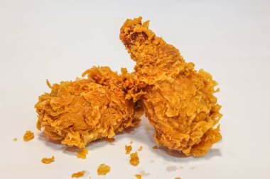 Nuggets - tavuk göğsü fileto aperatifi yağda kızartılmış çıtır ekmek.