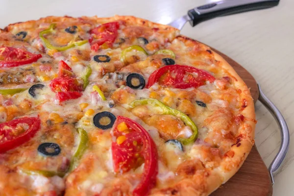 Foto Pizza Com Tomate Azeitonas Pimentas — Fotografia de Stock