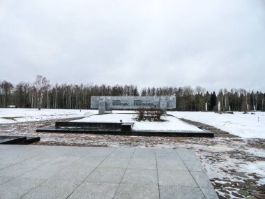 Minsk, Belarus, 2 Ocak 2020. Belarus 'ta, savaş kurbanlarının anılarına adanmış bir anıt kompleksinin oluşturulduğu tarihi bir köy..