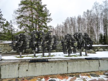 Minsk, Belarus, 2 Ocak 2020. Belarus 'ta, savaş kurbanlarının anılarına adanmış bir anıt kompleksinin oluşturulduğu tarihi bir köy..